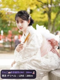 這個小騷貨，身材曲線美得像藝術品，肌膚白嫩滑順，一碰就忍不住想狠狠玩弄！她那一雙