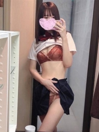 這個女孩比你想像的還要火熱！身材凹凸有致，簡直讓你無法抗拒。她懂得如何讓你忘記一