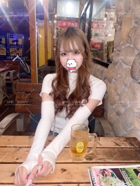 夏目 澪160cm / D罩杯 / 45kg / 20歲  🍓 可愛嫩妹登場！學生氣息滿滿，新鮮感十足